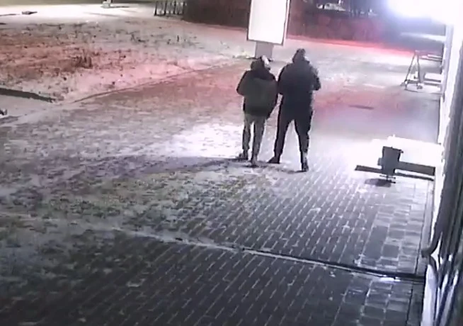 СРОЧНО! В Куйбышеве расстреляли сити-формат у ТЦ "Галерея" – розыск очевидцев! СРОЧНО! В Куйбышеве расстреляли сити-формат у ТЦ "Галерея" – розыск очевидцев!